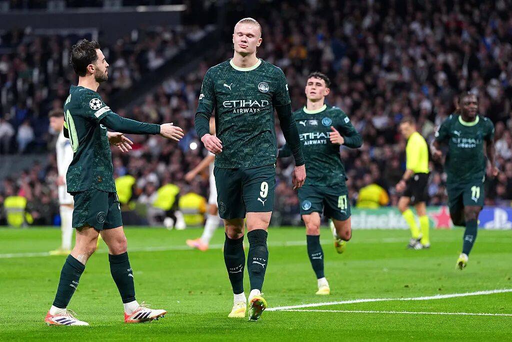 哈兰德1分钟遭推搡！34球巨星放狠话，曼城2-1逆转太解气